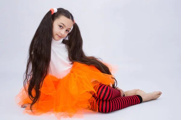 Красивая Девушка Подросток Оранжевой Юбке Белом Фоне — стоковое фото