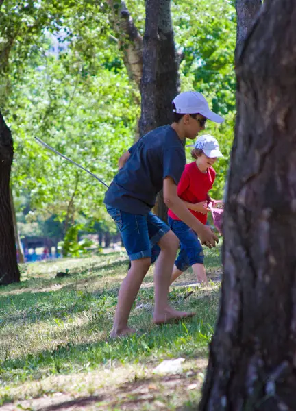 parkta yürüyen iki genç