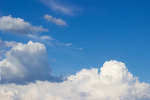 mavi gökyüzünde bahar gökyüzü beyaz bulutlar