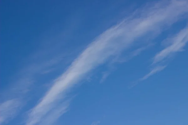 Beyaz kabarık bulutlu mavi gökyüzü