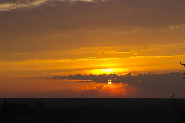 Güzel şafak. bulutlarda ufukta yükselen sarı güneş