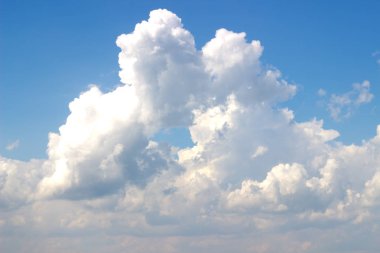 yaz gökyüzü kara gök gürültüsü bulutları ile kaplı