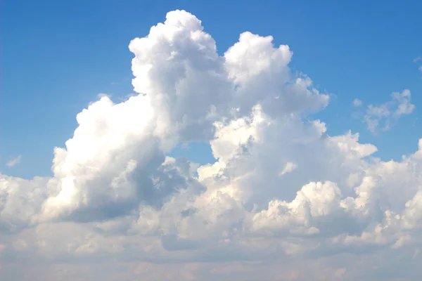 yaz gökyüzü kara gök gürültüsü bulutları ile kaplı