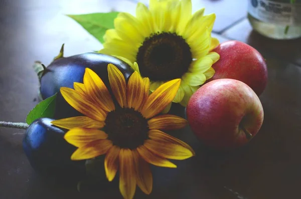 Taze elma, patlıcan ve ayçiçeği Puerto Rico'da ateş aldı. Organik Tarım, taze çiftçilerin piyasa sonbaharda hasat. Lezzetli organik gıda