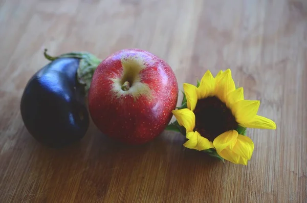 Taze elma, patlıcan ve ayçiçeği Puerto Rico'da ateş aldı. Organik Tarım, taze çiftçilerin piyasa sonbaharda hasat. Lezzetli organik gıda
