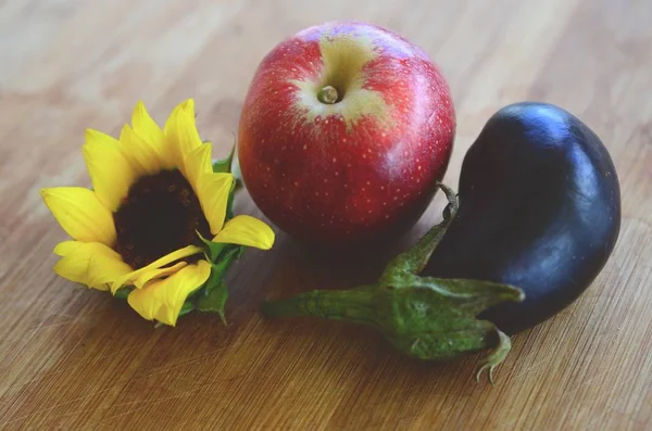 Taze elma, patlıcan ve ayçiçeği Puerto Rico'da ateş aldı. Organik Tarım, taze çiftçilerin piyasa sonbaharda hasat. Lezzetli organik gıda