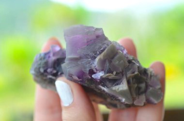 Doğal Mor kübik florit küme. Mor florit doğal kristal, ızgaralar için güzel florit! Koruyucu-sabitleme, büyücülük taş topraklama.