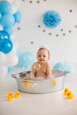 Sarı ördekli erkek bebek