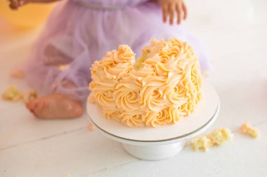 Portakal kremalı doğum günü pastası
