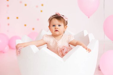 Birinci sınıf parti kızı.