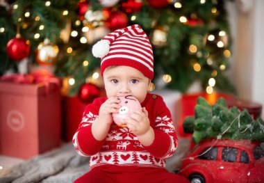 Xmas bebek donut yiyor.