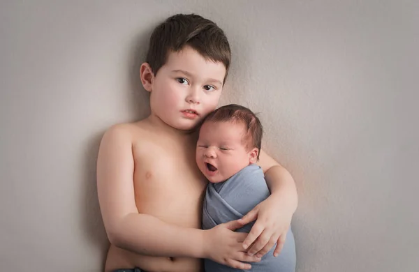 Bebé Recién Nacido Con Hermano —  Fotos de Stock