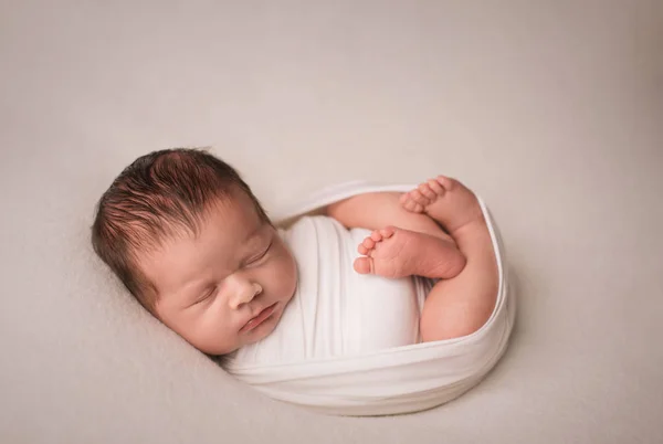 Спящий Новорожденный Мальчик — стоковое фото
