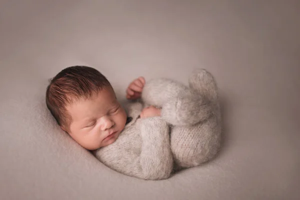 Yeni Doğmuş Bir Bebek Uyku — Stok fotoğraf