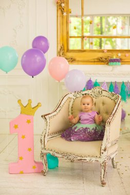 Mor elbiseli küçük kız. ilk doğum günü