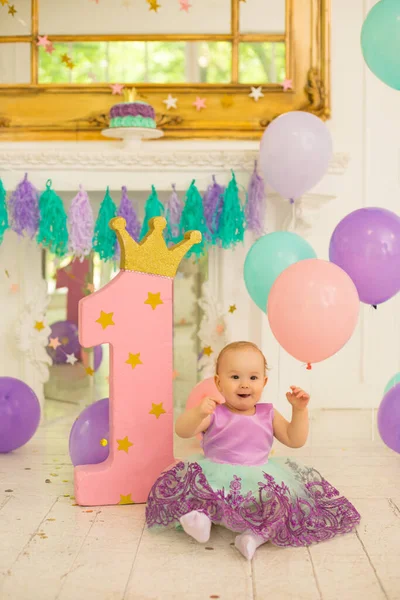 Niña Vestido Púrpura Primer Cumpleaños — Foto de Stock