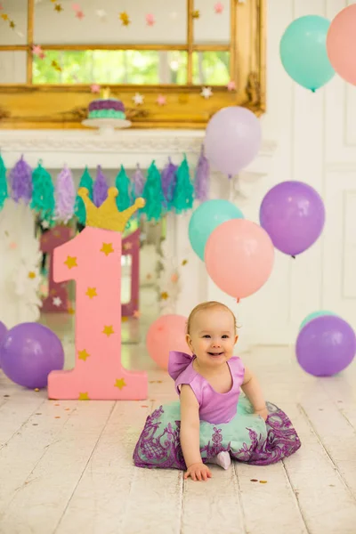 Una Ragazzina Con Vestito Viola Primo Compleanno — Foto Stock