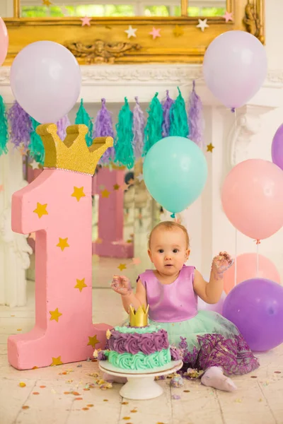 Bambina Mangiare Torta Compleanno — Foto Stock