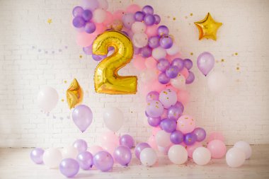 İkinci yaş günü için balonlu dekor.