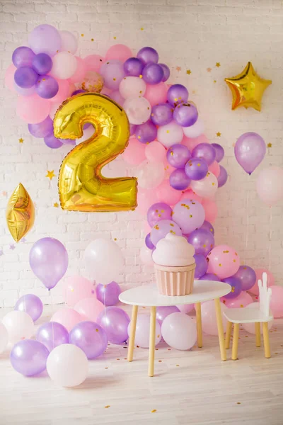 Decoración Con Globos Para Segundo Cumpleaños Con Magdalena —  Fotos de Stock