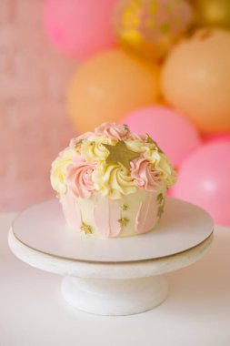 Pembe pasta ilk doğum günü için.