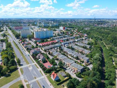 Koszalin Orta Polonya şehir, blok düz evler, yüksek desnsity, ağaçlar, demiryolları, yollar, havadan görünümü