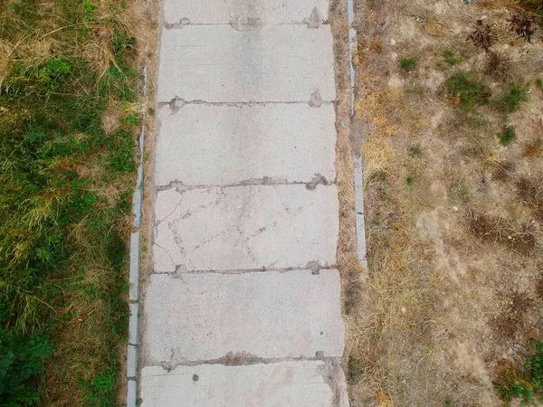 Старая Бетонная Плита Дороги Сухой Травянистой Среде Вид Воздуха — стоковое фото