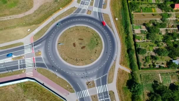 Carrefour rond-point dans trois directions avec île, vue aérienne 
