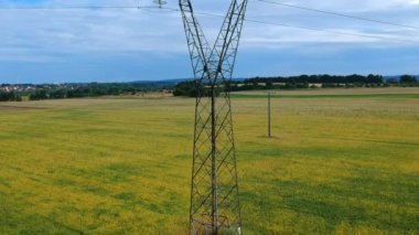 Elektrik hattı çelik kule çayır ve orman, havadan görünümü ile doğada tanıtımı.