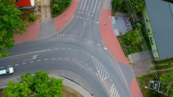 Solo Coche Blanco Está Conduciendo Través Intersección Curva Ciudad Vista — Vídeo de stock