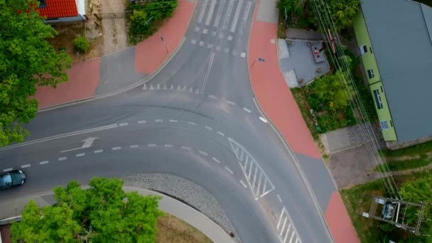 单暗车与拖车驾驶横跨曲线交叉路口在城市 鸟瞰图 — 图库视频影像
