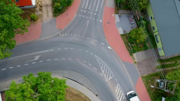 两辆汽车穿越城市的曲线交叉路口 鸟瞰图 — 图库视频影像