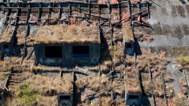 Pomalu Letící Podél Staré Zničené Střechy Opuštěných Průmyslových Staveb Letecký — Stock video