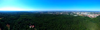 Şehir Koszalin ve orman havadan görünümü Panoraması.
