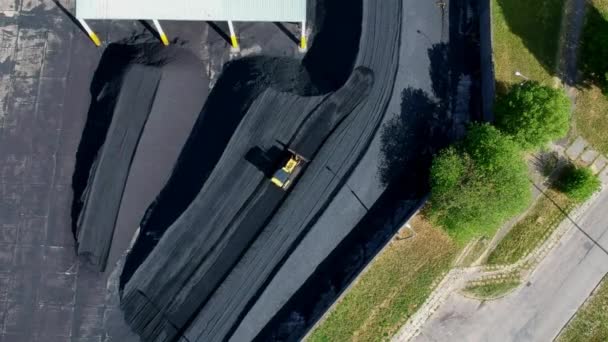 Schwerer Bulldozer Schiebt Kohle Elektrizitätswerk Luftaufnahme — Stockvideo