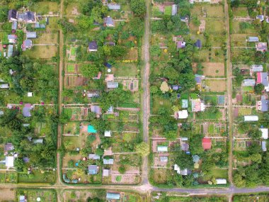 Küçük arbors, seralar, ağaçlar ve çalılar, havadan görünümü ile birden çok servis birimi bahçeleri.