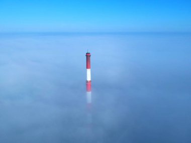 Tuğla baca bulutların üzerinde hava görünümünü yüzen.