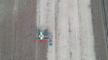 Toplama ve tahıl kamyon römork için aktarma hasat birleştirmek.