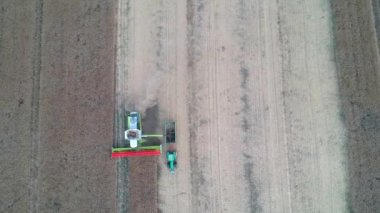 Toplama ve tahıl kamyon römork için aktarma hasat birleştirmek.