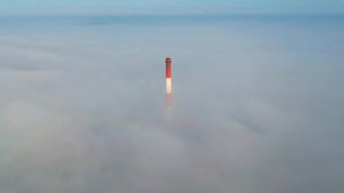 Tuğla baca bulutların üzerinde hava görünümünü yüzen.