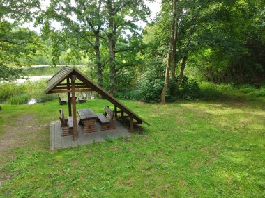 Ahşap dinlenme inşaat için seyahat etmek ile orman otopark.