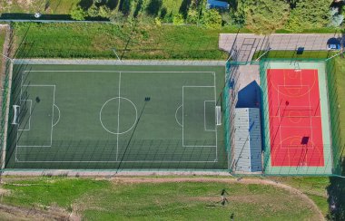 Şehir futbol Stadı yeşil oyun alanı ve gates ile havadan görünümü.