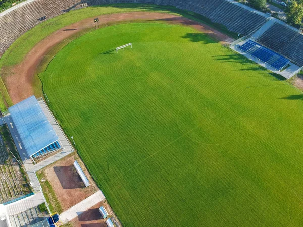 Şehir Futbol Stadyumu Ile Ağaçları Yol Binaların Üzerinde Havadan Görünümü — Stok fotoğraf