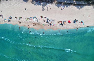 Turkuaz okyanus su temiz kumsalı ve orman ile havadan görünümü.