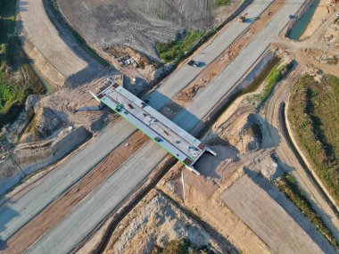 Site yolu köprüsü şehir yol için bina üzerinde havadan görünümü yan yol.