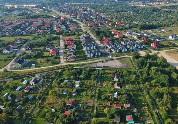 城市住宅面积与许多建筑 道路和花园的鸟瞰图 — 图库照片