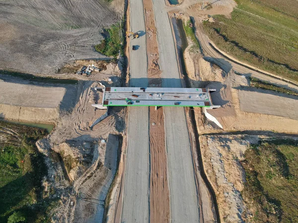 Site yolu köprüsü şehir yol için bina üzerinde havadan görünümü yan yol.