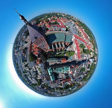 Küresel panoramik şehir, kent, şehir merkezi, yeşil şehir, Katedral havadan görünümü.