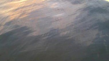 Yavaş yavaş denizden bakarken günbatımı için denizde ufuk dalgalar