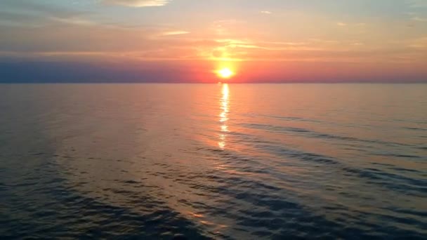 ゆっくり飛ぶ後方日没の方向の海で地平線 — ストック動画